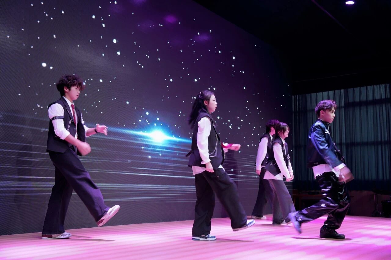 青衿志远启新程,学海扬帆谱华章——上海林国荣学校2025年秋季开学典礼隆重举行 - 第5张 - 择校360网 青衿志远启新程,学海扬帆谱华章——上海林国荣学校2025年秋季开学典礼隆重举行 - 第5张
