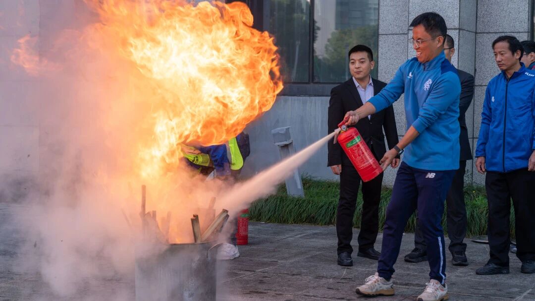 筑牢校园“防火墙”:苏州领科举行消防安全演练,守护平安校园 - 第4张 - 择校360网 筑牢校园“防火墙”:苏州领科举行消防安全演练,守护平安校园 - 第4张